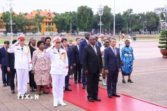 Tổng thống nước Cộng hòa Nam Phi Matamela Cyril Ramaphosa đặt hoa, vào Lăng viếng Chủ tịch Hồ Chí Minh. (Ảnh: Văn Điệp/TTXVN)