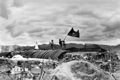 Chiều 7/5/1954, lá cờ "Quyết chiến - Quyết thắng" của Quân đội nhân dân Việt Nam tung bay trên nóc hầm tướng De Castries. Chiến dịch lịch sử Điện Biên Phủ đã toàn thắng. (Ảnh: Tư liệu TTXVN)