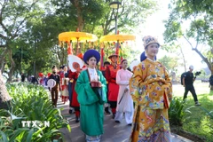 Đoàn diễu hành đã phô diễn những nét đẹp, tinh hoa văn hóa thông qua tà áo dài Việt Nam. (Ảnh: Tường Vi/TTXVN)