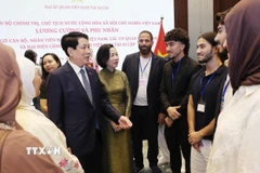 Chủ tịch nước Lương Cường và Phu nhân với kiều bào đang làm việc, sinh sống tại Ai Cập. (Ảnh: Lâm Khánh/TTXVN)