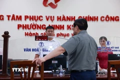 Thủ tướng Phạm Minh Chính thăm, kiểm tra tình hình hoạt động của Trung tâm Phục vụ hành chính công phường Ninh Kiều. (Ảnh: Dương Giang/TTXVN)