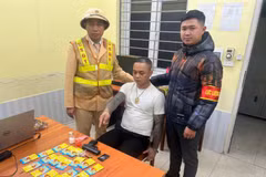 Đối tượng Nguyễn Văn Dậu cùng tang vật.
