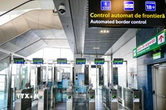 Cửa kiểm soát biên giới tự động dành cho hành khách từ các nước không thuộc khối Schengen được lắp đặt tại Sân bay Quốc tế Henri Coanda ở Otopeni, Romania, ngày 28/3/2024. (Ảnh: AFP/TTXVN)