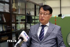 Giáo sư Choe Won Gi, Giám đốc Trung tâm Nghiên cứu ASEAN-Ấn Độ, Học Viện Ngoại giao Hàn Quốc (KNDA) trả lời phỏng vấn của phóng viên TTXVN tại Hàn Quốc về chuyến thăm. (Ảnh: Trường Giang/TTXVN)