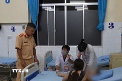 Thiếu tá Dương Đình Nghĩa tại phòng cấp cứu Bệnh viện Đa khoa tỉnh Lâm Đồng. (Ảnh: TTXVN phát)