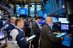 Giao dịch viên tại sàn chứng khoán New York, Mỹ. (Ảnh: THX/TTXVN)