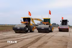 Phương tiện, máy móc, nhân lực được huy động tối đa để thi công dự án đường bên tuyến đường bộ nối hai đường cao tốc đoạn qua thành phố Hưng Yên. (Ảnh: Mạnh Khánh/TTXVN)