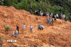 Chính quyền địa phương cùng lực lượng chức năng và người dân khẩn trương tìm kiếm người mất tích. (Ảnh: TTXVN phát)