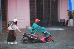 Nước ngập sâu trên phố Hai Bà Trưng. (Ảnh: Hoàng Hiếu/TTXVN)