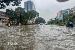 Mưa lớn kéo dài gây ngập nặng trên phố Hoàng Quốc Việt. (Ảnh: Quốc Khánh/TTXVN)