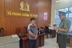 Cơ quan an ninh điều tra thi hành lệnh bắt tạm giam đối với Nguyễn Minh Tiến. (Ảnh: Công an Đồng Nai/TTXVN phát)