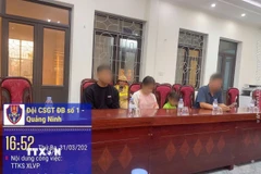 Công an phường Đông Mai phối hợp với Đội CSGT ĐB số 1 (Phòng PC08 Công an tỉnh Quảng Ninh) làm việc với các bên liên quan để xác minh vụ việc. (Ảnh: TTXVN phát)