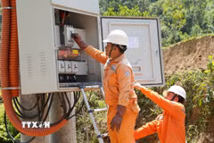 Cán bộ điện lực đóng điện trạm biến áp cung cấp điện cho cụm dân cư 3B. (Ảnh: Dư Toán/TTXVN)
