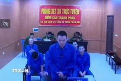 Bị cáo Nguyễn Văn Thiên (đứng) tại đầu cầu Trại tạm giam số 2 - Công an thành phố Hà Nội. (Ảnh: Kim Anh/TTXVN)
