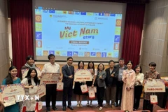 Đại sứ Phạm Việt Hùng cùng đại diện Ban tổ chức và các giám khảo với các sinh viên đoạt giải. (Ảnh: Phạm Hải/TTXVN)