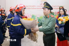 Trung tướng Lê Văn Tuyến, Thứ trưởng Bộ Công an tặng hoa chúc mừng cán bộ, chiến sỹ đoàn tìm kiếm, cứu nạn và cứu hộ Bộ Công an hoàn thành nhiệm vụ trở về từ Myanmar. (Ảnh: Phạm Kiên/TTXVN)