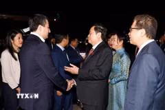 Chủ tịch Quốc hội Trần Thanh Mẫn và Phu nhân, Phó Thủ tướng Chính phủ Cộng hòa Uzbekistan KHODJAYEV Jamshid Abdukhakimovich và đại biểu. (Ảnh: Doãn Tấn/TTXVN)