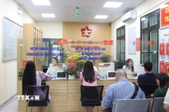 UBND phường Hai Bà Trưng nghiêm túc trong ngày đầu vận hành thử nghiệm mô hình chính quyền hai cấp. Ảnh: (Nguyễn Thắng/TTXVN)