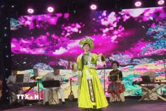 Ca sỹ Hà Myo và dàn nhạc trong tiết mục Hát Xẩm "Cô đôi thượng ngàn." (Ảnh: Việt Dũng/TTXVN)