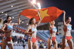 Hoàng Thị Minh Hạnh, Lê Thị Tuyết Mai, Nguyễn Thị Hằng, Nguyễn Thị Ngọc đã xuất sắc giành HCV nội dung 4x400m tiếp sức nữ. (Ảnh: Minh Quyết/TTXVN)