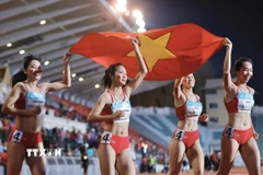 Hoàng Thị Minh Hạnh, Lê Thị Tuyết Mai, Nguyễn Thị Hằng, Nguyễn Thị Ngọc đã xuất sắc giành HCV nội dung 4x400m tiếp sức nữ. (Ảnh: Minh Quyết/TTXVN)