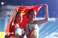 Nguyễn Thị Oanh (phải) và Lê Thị Tuyết độc chiếm 2 tấm HCV, HCB ở cự ly 10.000m nữ tại SEA Games 33. (Ảnh: TTXVN phát)