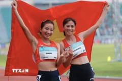 Nguyễn Thị Oanh (trái) xuất sắc giành HCV và Đoàn Thu Hằng giành HCB nội dung 3.000m vượt chướng ngại vật nữ. (Ảnh: Minh Quyết/TTXVN)