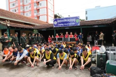 Cơ quan điều tra bắt giữ các nghi phạm trong đường dây lừa đảo ở Campuchia. (Nguồn: Công an tỉnh Lai Châu)