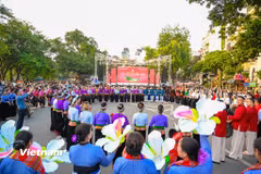 Trình diễn, giới thiệu quảng bá văn hóa nghệ thuật truyền thống dân tộc Mường tại Hà Nội, ngày 22/11/2025. (Ảnh: Minh Sơn/Vietnam+)