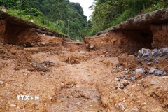 Lũ tàn phá nặng nề đoạn đường dài hàng trăm mét liên xã Nguyên Phúc-Sỹ Bình (huyện Bạch Thông, tỉnh Bắc Kạn). (Ảnh: Nguyễn Công Hải/TTXVN)