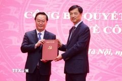 Ủy viên Bộ Chính trị, Bí thư Thành ủy Hà Nội Nguyễn Duy Ngọc trao quyết định cho đồng chí Nguyễn Đức Trung. (Ảnh: Văn Điệp/TTXVN)