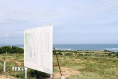 Thông tin về dự án Điện hạt nhân Ninh Thuận 1 tại nơi chọn xây dựng nhà máy. (Ảnh: Công Thử/TTXVN)