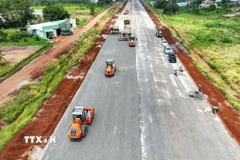 Các nhà thầu khẩn trương thi công tại dự án thành phần 3 cao tốc Biên Hòa-Vũng Tàu. (Ảnh: Hoàng Nhị/TTXVN)