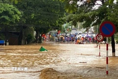 Đường phố ở phường Thục Phán (Cao Bằng) bị chìm sâu trong nước lũ. (Ảnh: Quốc Đạt/TTXVN)