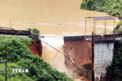 Hiện trường đập thủy điện Bắc Khê (Lạng Sơn) bị vỡ chiều 7/10/2025. (Ảnh: TTXVN phát)