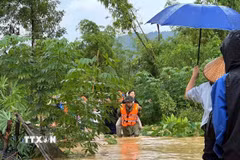 Lực lượng chức năng tích cực cứu hộ 270 em học sinh bị mắc kẹt trong trường Phổ thông Dân tộc Nội trú Na Rì. (Ảnh: TTXVN phát)