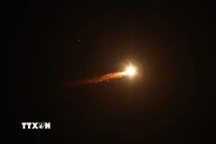 Tên lửa phóng từ Iran bị đánh chặn trên bầu trời thành phố Tel Aviv, Israel ngày 7/3/2026. (Ảnh: THX/TTXVN)