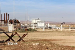 Một nhà máy lọc dầu ở Qamishli, tỉnh Hasakah, Syria. (Ảnh: THX/TTXVN)