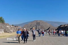 Du khách tham quan khu kim tự tháp Teotihuacan, một trong những di tích khảo cổ nổi tiếng của Mexico. (Ảnh: Phương Lan/TTXVN)