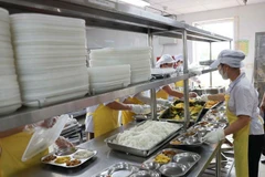 Chuẩn bị bữa ăn bán trú cho học sinh. (Ảnh: Thanh Tùng/TTXVN)