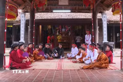 Các nghệ nhân làng Xoan gốc biểu diễn Hát Xoan tại Đình Hùng Lô, xã Hùng Lô, thành phố Việt Trì. (Ảnh TTXVN phát)