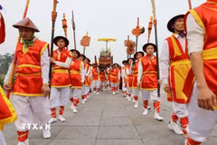 Nghi lễ rước kiệu về Đền Hùng trong dịp Giỗ Tổ Hùng Vương - Lễ hội Đền Hùng là nghi lễ truyền thống được các xã vùng ven di tích duy trì, bảo tồn hàng ngàn năm nay. (Ảnh: Tạ Toàn/TTXVN)