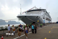 Tàu biển Pacific World đưa khoảng 1.700 du khách đến Quảng Ninh. (Ảnh: Đức Hiếu/TTXVN)
