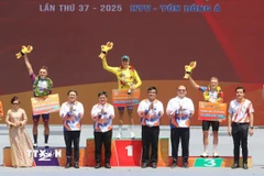 Lãnh đạo Thành phố Hồ Chí Minh trao áo vàng chung cuộc cho tay đua Mikhail Fokin (Tập đoàn Lộc Trời An Giang). (Ảnh: Thanh Vũ/TTXVN)