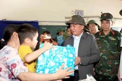Thường trực Ban Bí thư Trần Cẩm Tú tặng quà, hỗ trợ nhân dân xã Diên Điền chịu hậu quả nặng nề do mưa lũ. (Ảnh: Phương Hoa/TTXVN)