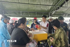 Điểm tiếp tế lương thực, thực phẩm cho người dân ở vùng ngập trong những ngày sơ tán 20-21/11. (Ảnh: Đặng Tuấn/TTXVN)