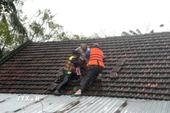 Lực lượng cứu hộ ứng cứu người dân vùng ngập lũ. (Ảnh: Tường Quân/TTXVN)