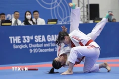 Phùng Thị Hồng Ngọc và Nguyễn Ngọc Bích thi đấu nội dung biểu diễn. (Ảnh: TTXVN)