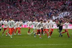Bayern Munich ăn mừng sau khi vô địch Bundesliga sớm 4 vòng đấu.