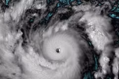 Bão SINLAKU đang tiếp tục mạnh lên, có thể đạt cấp siêu bão